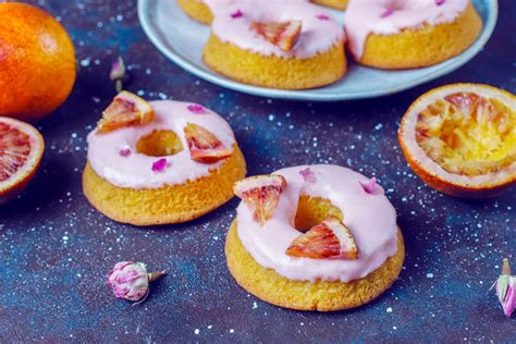 Kuchen auf Gitter, glasieren mit Schöpfkelle, überschüssige Glasur tropft