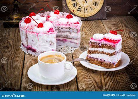 Kuchen auf Kaffeetisch mit Tasse Kaffee