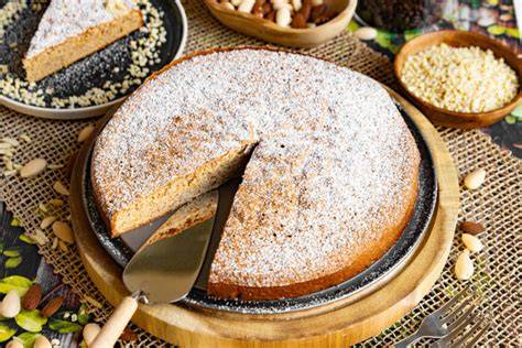 Kuchen auf einer Kuchenglocke, bereit zum Servieren