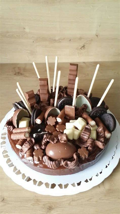 Kuchen dekoriert mit Katzenzungen Schokolade