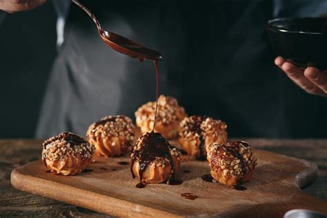 Kuchen glasieren mit temperierter Schokolade