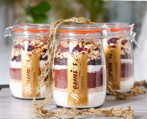 Kuchen im Glas als ideales Geschenk oder Mitbringsel, dekoriert mit Schleife