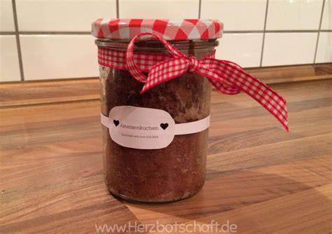 Kuchen im Glas mit Etikett und Geschenkband