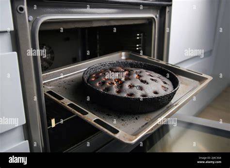 Kuchen im Ofen mit Birnenscheiben obenauf