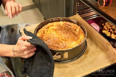 Kuchen im Ofen mit Ofentür leicht geöffnet