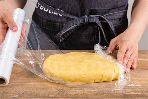 Kuchen in Frischhaltefolie gelagert