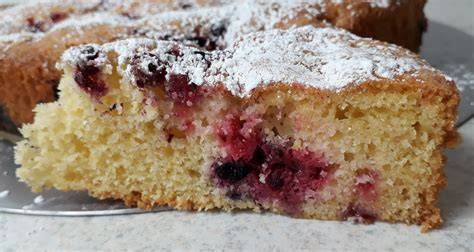 Kuchen in der Backform mit gefrorenen Beeren