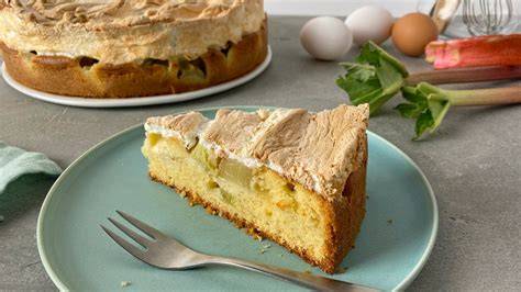 Kuchen mit Baiser, Schokoladencreme und Nussdekor