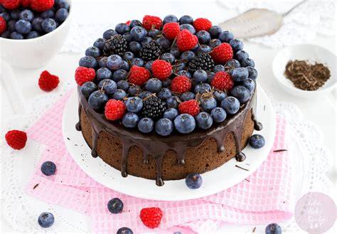 Kuchen mit Beeren serviert