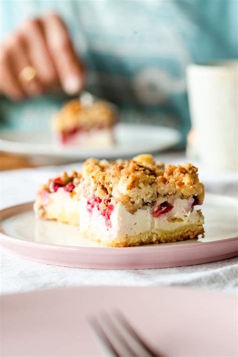 Kuchen mit Cornflakes-Streuseln und gemischten Beeren, im Anschnitt