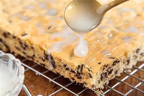 Kuchen mit Glasur und Puderzucker aufgeschnitten