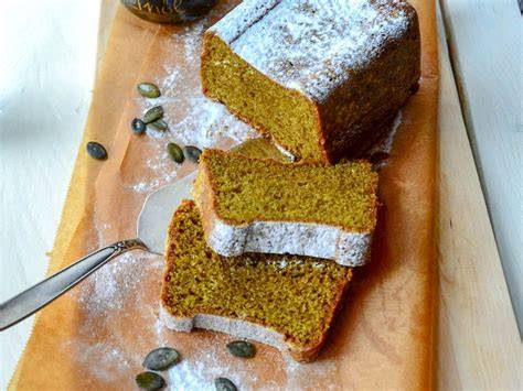 Kuchen mit Kürbiskernöl grün glasierte Oberfläche und Beeren