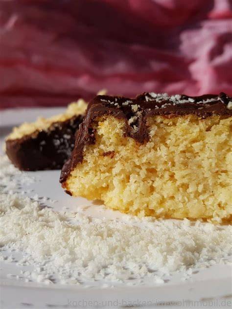 Kuchen mit Kokosmakronen-Füllung im Backofen