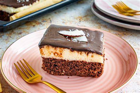 Kuchen mit Kuvertüre und Marzipan-Deko