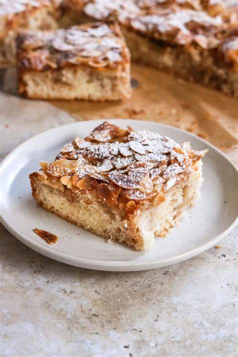 Kuchen mit Mandelblättchen bestreut auf einem Teller serviert