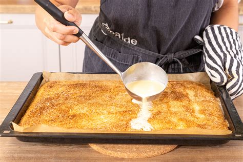 Kuchen mit Mangospiegel und Kokosraspeln dekoriert