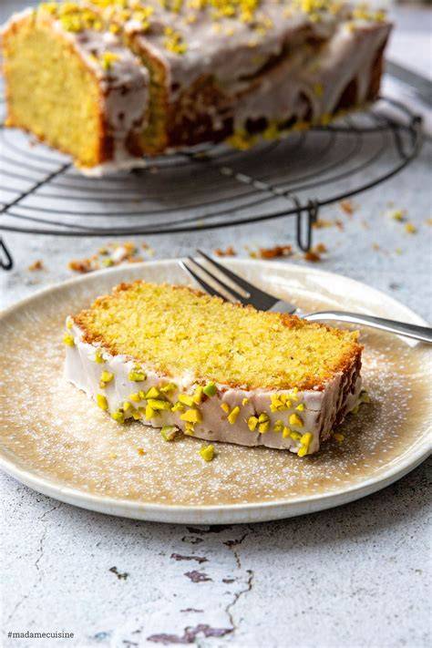 Kuchen mit Orangen-Glasur und gehackten Pistazien