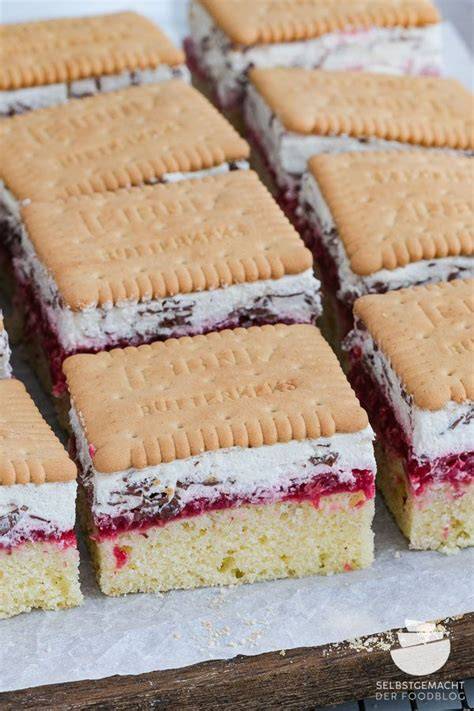 Kuchen mit Puddingschicht, Sahne und Butterkeksen als Dekor