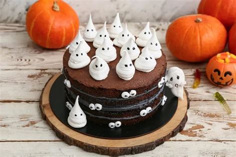 Kuchen mit Schokoglasur und Baiser-Geistern - Halloween Deko