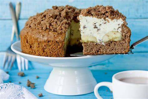 Kuchen mit Schokoladenstreuseln und Sahne
