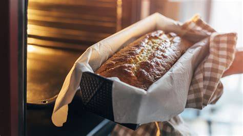 Kuchen mit Stäbchenprobe und vorbereiteter Backform