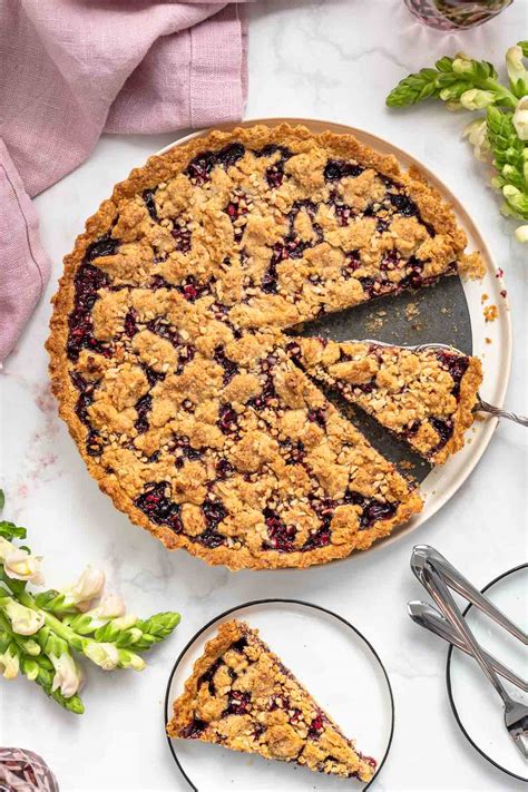Kuchen mit Streusel und frischer Marmelade
