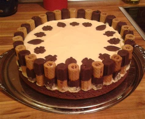 Kuchen mit Waffelröllchen und cremiger Schokoladenfüllung