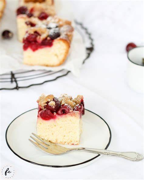 Kuchen mit Weichseln angeschnitten