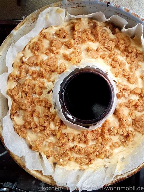 Kuchen mit Zimtstreuseln vor dem Backen