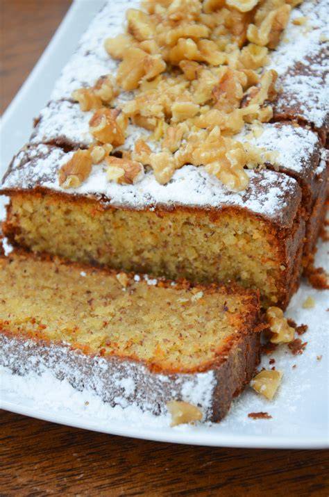 Kuchen mit Zuckerguss und gehackten Mandeln