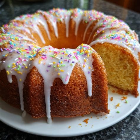 Kuchen mit dünnem, glänzendem Zuckerguss