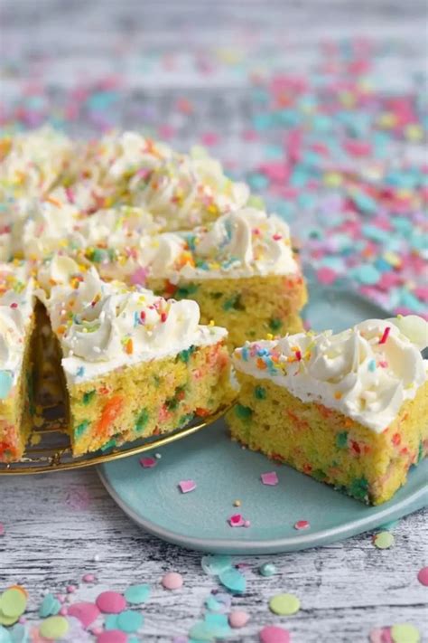 Kuchen mit eingearbeitetem Motiv und bunten Süßigkeiten