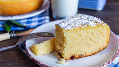 Kuchen mit gezuckerter Kondensmilch und Beeren dekoriert