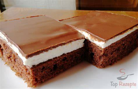 Kuchen mit glänzender Schokoglasur und Schokodrops