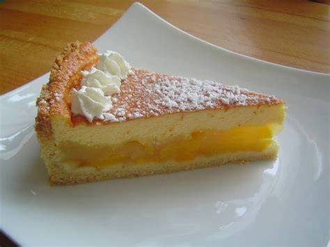 Kuchen mit goldbraunem Eierguss angeschnitten