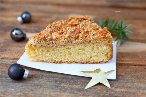 Kuchen mit goldbrauner Mandelkruste auf einem Kuchengitter