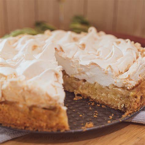 Kuchen mit goldener Baiserhaube