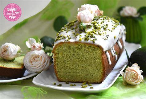 Kuchen mit grüner Glasur, Hulk-Faust und bunten Superhelden-Streuseln