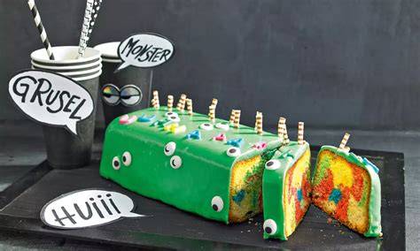 Kuchen mit knallgrüner Glasur und Zuckeraugen (Monsterkuchen-Inspiration)