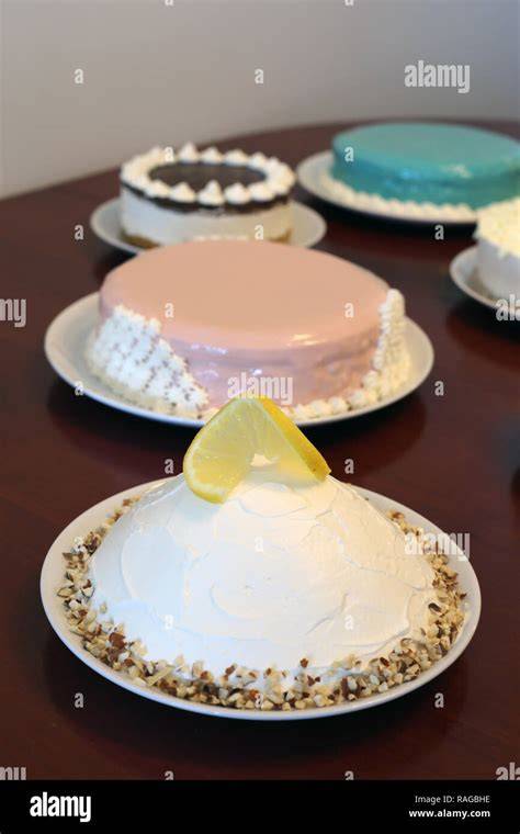 Kuchen mit verschiedenen Glasuren und Dekorationen