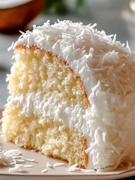 Kuchen mit weißer Glasur und Kokosraspeln dekoriert