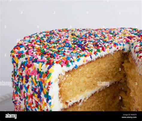 Kuchen mit weißer Glasur und bunten Streuseln
