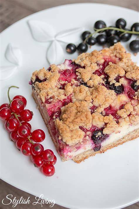 Kuchen mit weißer Schokolade und roten Johannisbeeren auf Blech