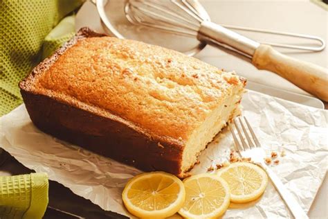 Kuchen nach dem Backen auf dem Kuchengitter