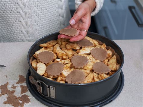 Kuchen nach dem Backen auf einem Kuchengitter auskühlen
