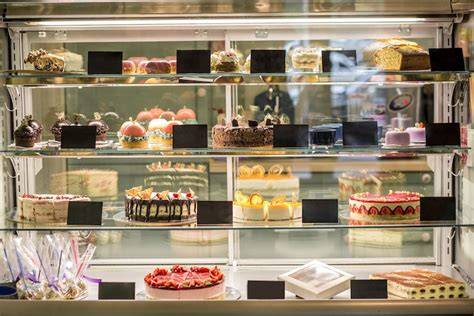 Kuchen und Desserts auf der Vitrine
