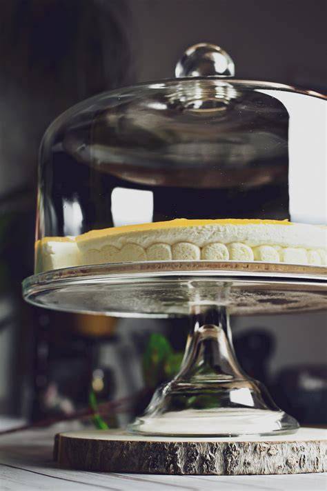 Kuchen unter einer Kuchenglocke