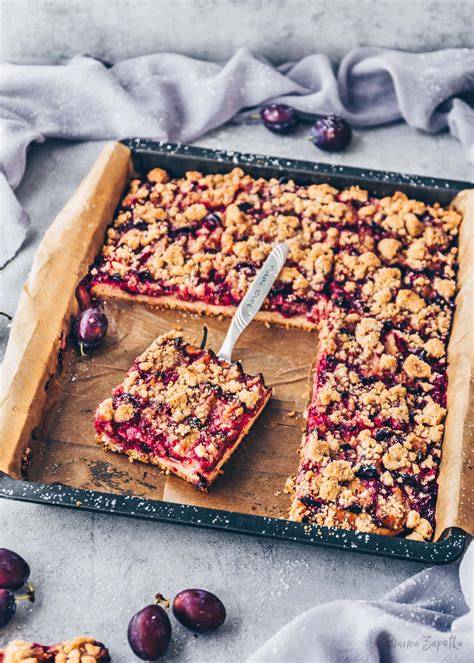 Kuchen vom Blech mit Zwetschgen belegt