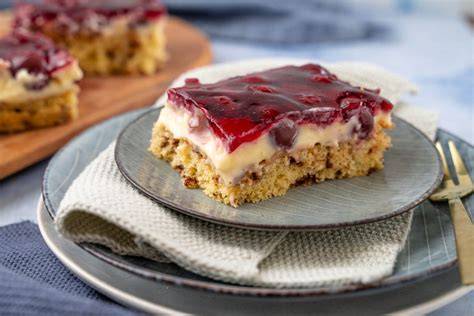 Kuchen vom Blech mit saftigen Kirschen