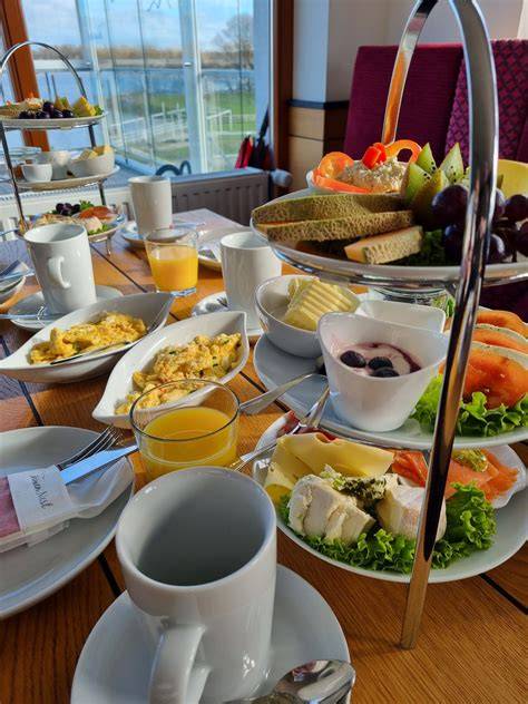 Kuchen-Auswahl und Frühstück im Café Milch & Zucker